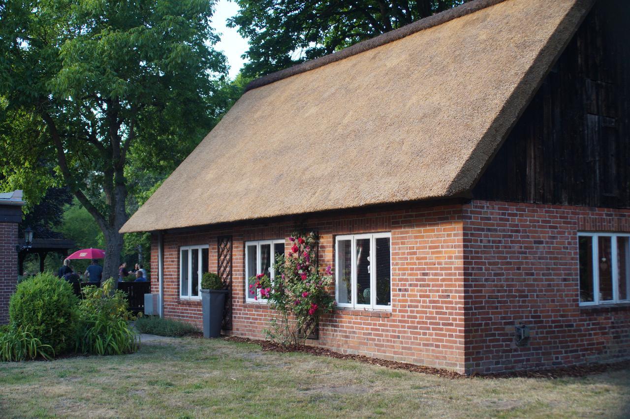 فندق Groß Grönauفي  Landhaus Absalonshorst المظهر الخارجي الصورة